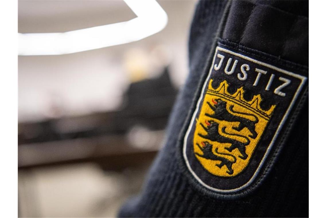 Eine Justizbeamter steht in einem Gerichtssaal des Landgerichts Stuttgart. Foto: Sebastian Gollnow/dpa/Archivbild