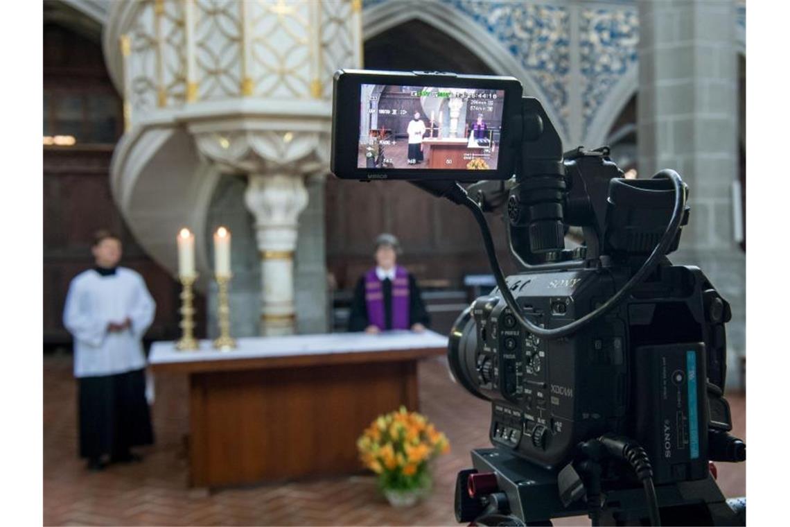 Kein Karfreitag wie sonst: Gottesdienste nur online Eine Kamera verfolgt einen Gottesdienst in einer Kirche, damit er online übertragen werden kann. Foto: Hendrik Schmidt/dpa-Zentralbild/dpa/Symbolbild