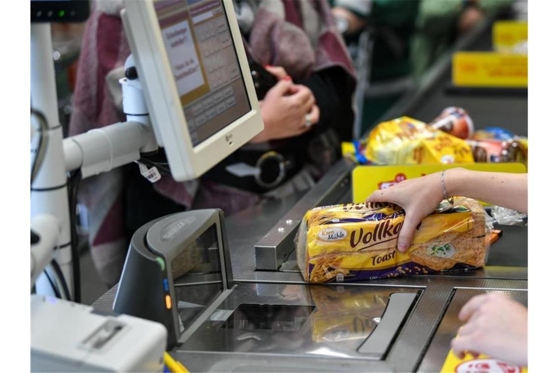 Verbraucherpreise gestiegen - Inflation bei 0,9 Prozent Eine Kassiererin an der Kasse beim Supermarkt. Der Anstieg der Verbraucherpreise in Deutschland hat sich im Juni etwas beschleunigt. Foto: Jens Kalaene/dpa-Zentralbild/dpa