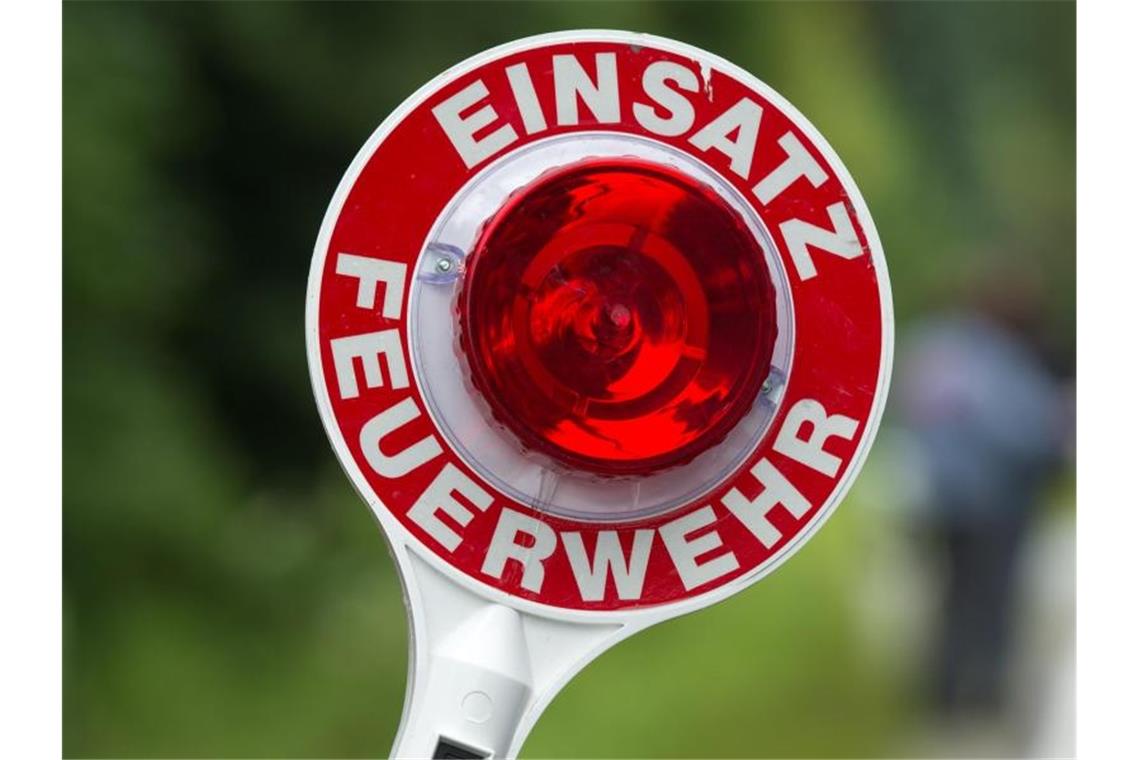 Eine Kelle mit der Aufschrift "Einsatz Feuerwehr". Foto: Armin Weigel/Archivbild