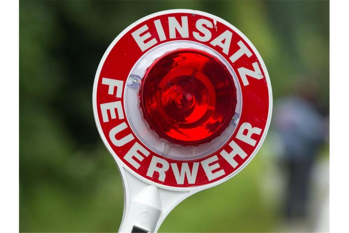 Freibad nach Chlorgas-Austritt wieder geöffnet Eine Kelle mit der Aufschrift „Einsatz Feuerwehr“. Foto: Armin Weigel/Archiv