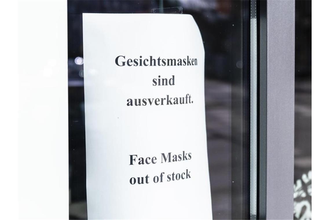 Experte erwartet 60 bis 70 Prozent Infizierte in Deutschland Eine Kieler Apotheke erspart ihren Kunden einen unnötigen Weg: „Gesichtsmasken sind ausverkauft - Face masks out of stock“ heißt es neben der Eingangstür. Foto: Frank Molter/dpa