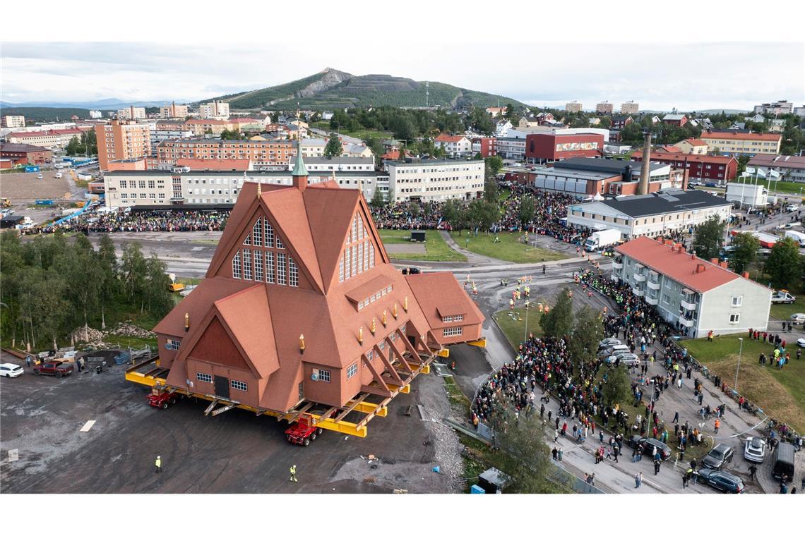 Eine Kirche auf Reisen: Im schwedischen Kiruna wird eines der bekanntesten Gebäude des Landes rund fünf Kilometer verschoben. Wegen des Ausbaus eines unterirdischen Eisenerzbergwerks muss ein ganzer Ort umziehen.