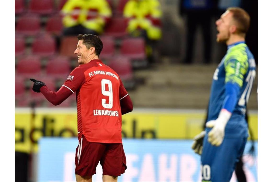 Erneute Kür für Bayern-Tor-„Maschine“ Lewandowski? Eine Klasse für sich: Bayern-Stürmer Robert Lewandowski erzielte gegen den 1. FC Köln drei Treffer. Foto: Marius Becker/dpa