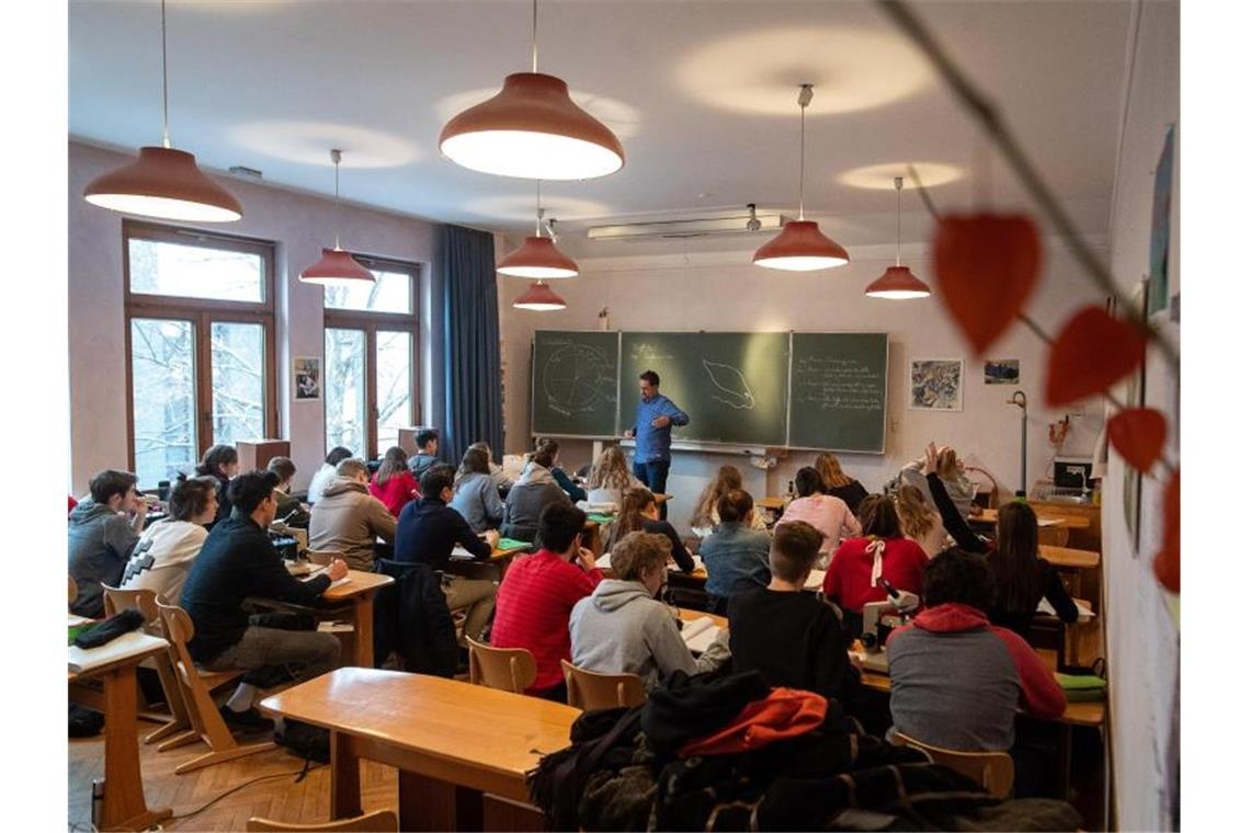Eine Klasse sitzt in der Freie Waldorfschule Uhlandshöhe. Foto: Sebastian Gollnow/dpa/Archivbild