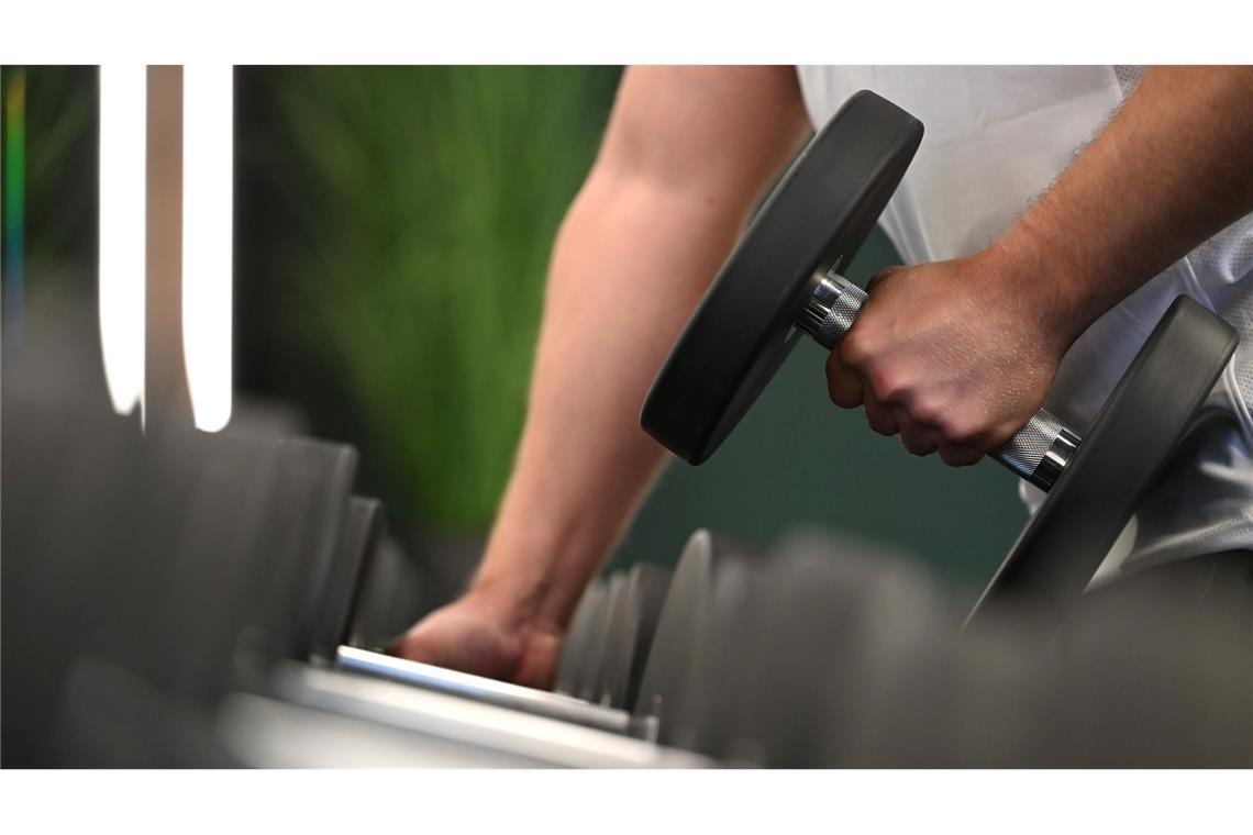 Fitnessstudios rechnen mit Millionen neuer Mitglieder Eine klassische Hantelbank - auch solche Geräte werden auf der Fibo beworben.