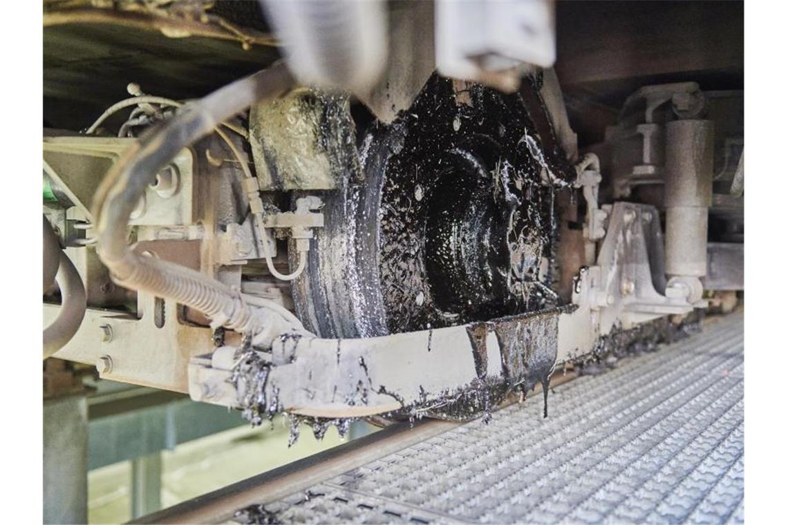 Eine klebrige Masse hängt an einem Rad einer Karlsruher Straßenbahn im Betriebshof. Foto: Jens Alemann/dpa