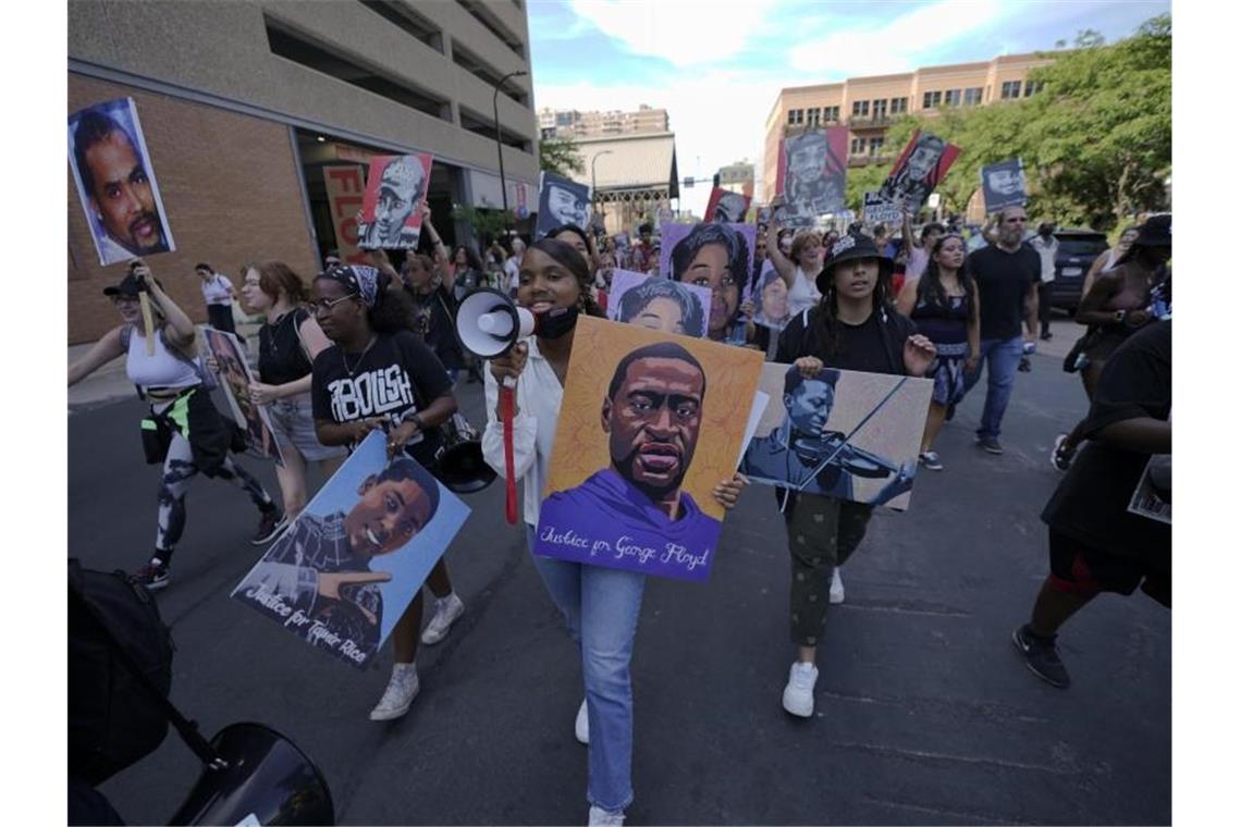 Eine kleine Gruppe von Demonstranten marschiert durch die Innenstadt von Minneapolis nach dem Urteil im Floyd-Prozess. Foto: Julio Cortez/AP/dpa