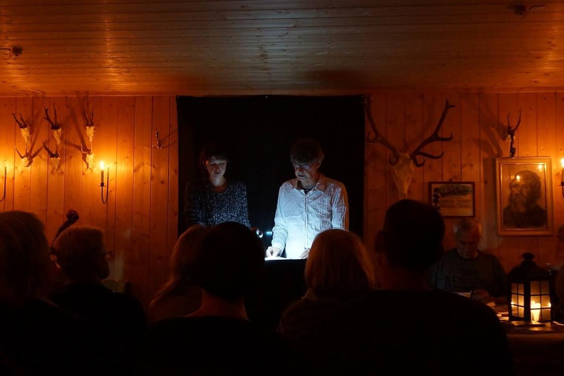Geschichten vom Bösen im Menschen Eine kleine Hütte im Wald, gediegenes Licht und gruselige Geschichten: Die Nachtlesungen mit Tia und Alfred Berger in der Köhlerhütte waren immer gut besucht, nach Corona sollen diese auch wieder stattfinden können. Foto: privat