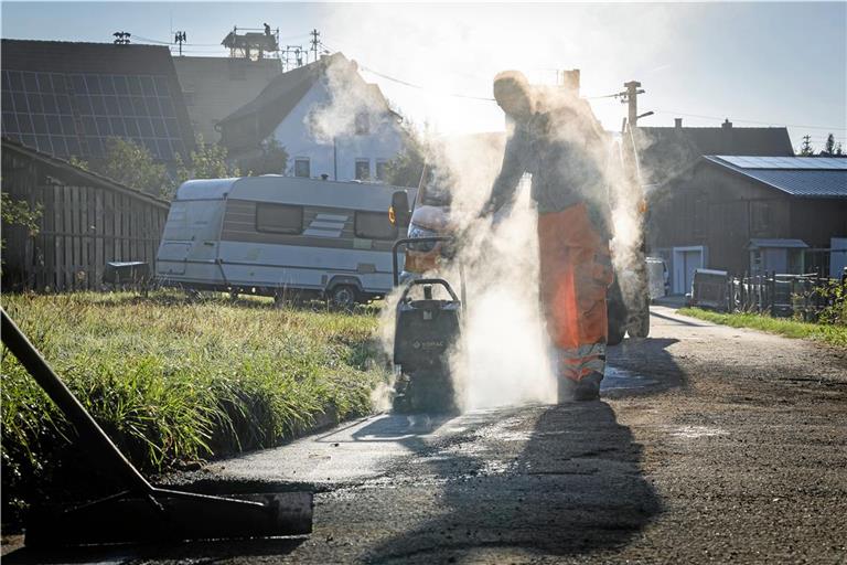 Eine Kolonne des Backnanger Bauhofs ist regelmäßig in der Stadt unterwegs, um wie hier in Steinbach akute Straßenschäden zu beheben. Eine Dauerlösung sind solche Ausbesserungsarbeiten aber nicht. Foto: Alexander Becher