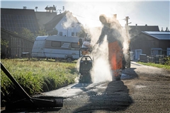 Eine Kolonne des Backnanger Bauhofs ist regelmäßig in der Stadt unterwegs, um wie hier in Steinbach akute Straßenschäden zu beheben. Eine Dauerlösung sind solche Ausbesserungsarbeiten aber nicht. Foto: Alexander Becher
