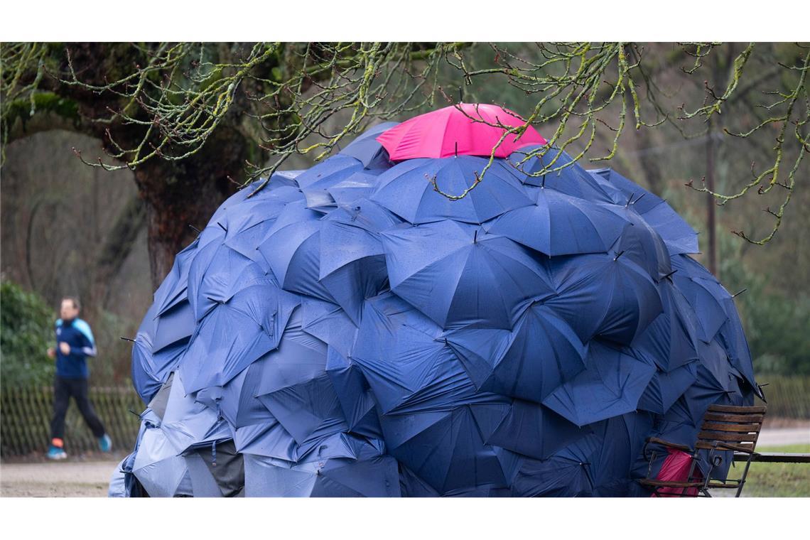 Eine Konstruktion aus Schirmen: Eine Frau hat sich bei einstelligen Temperaturen eine provisorische Bleibe in einem Park gebaut.