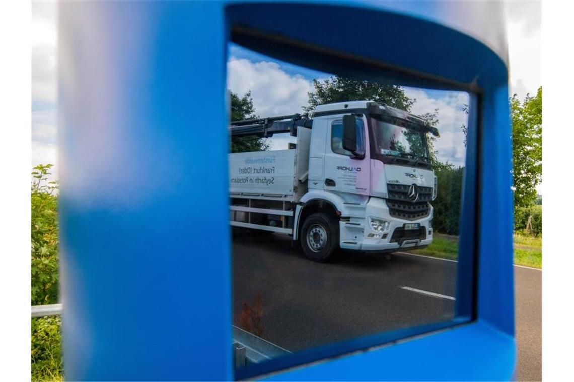 Eine Kontrollstele zur Erfassung der Maut für Lkw an der Bundesstraße 87 zwischen Frankfurt (Oder) und Müllrose. Foto: Patrick Pleul/ZB/dpa