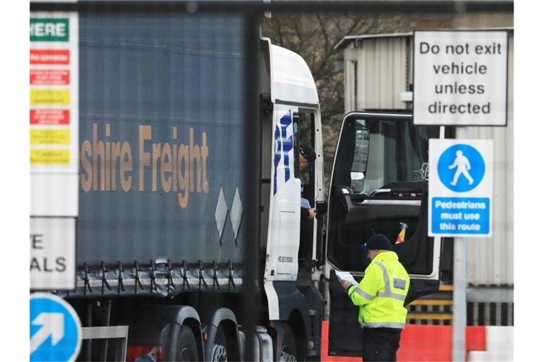 Eine Kontrollstelle am Hafen von Belfast. Foto: Peter Morrison/PA Wire/dpa