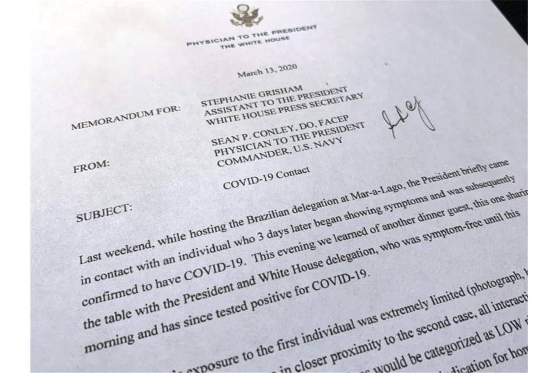 Eine Kopie eines Memos an Stephanie Grisham, Pressesekretärin des Weißen Hauses, von Trumps Arzt Sean Conley. Foto: Jon Elswick/AP/dpa