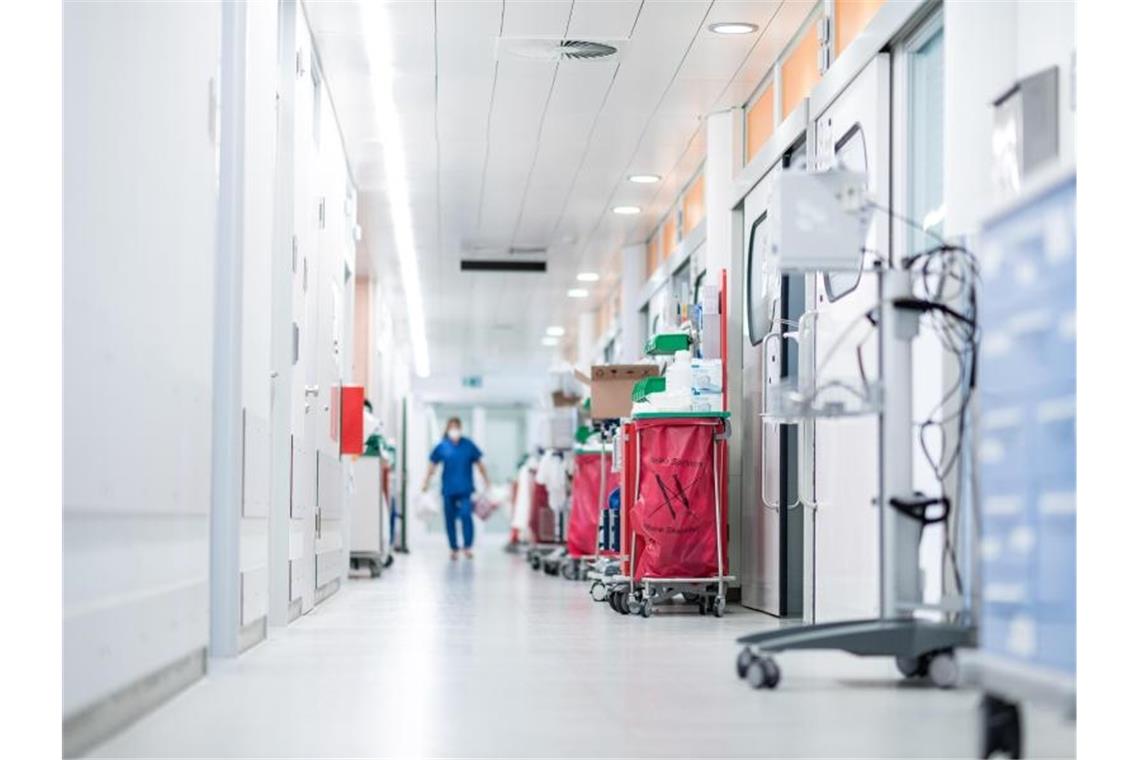 Eine Krankenpflegerin auf der Corona-Intensivstation einer Uniklinik. Bundesweit sind rund 22.300 Pflegestellen nicht besetzt. Foto: Fabian Strauch/dpa