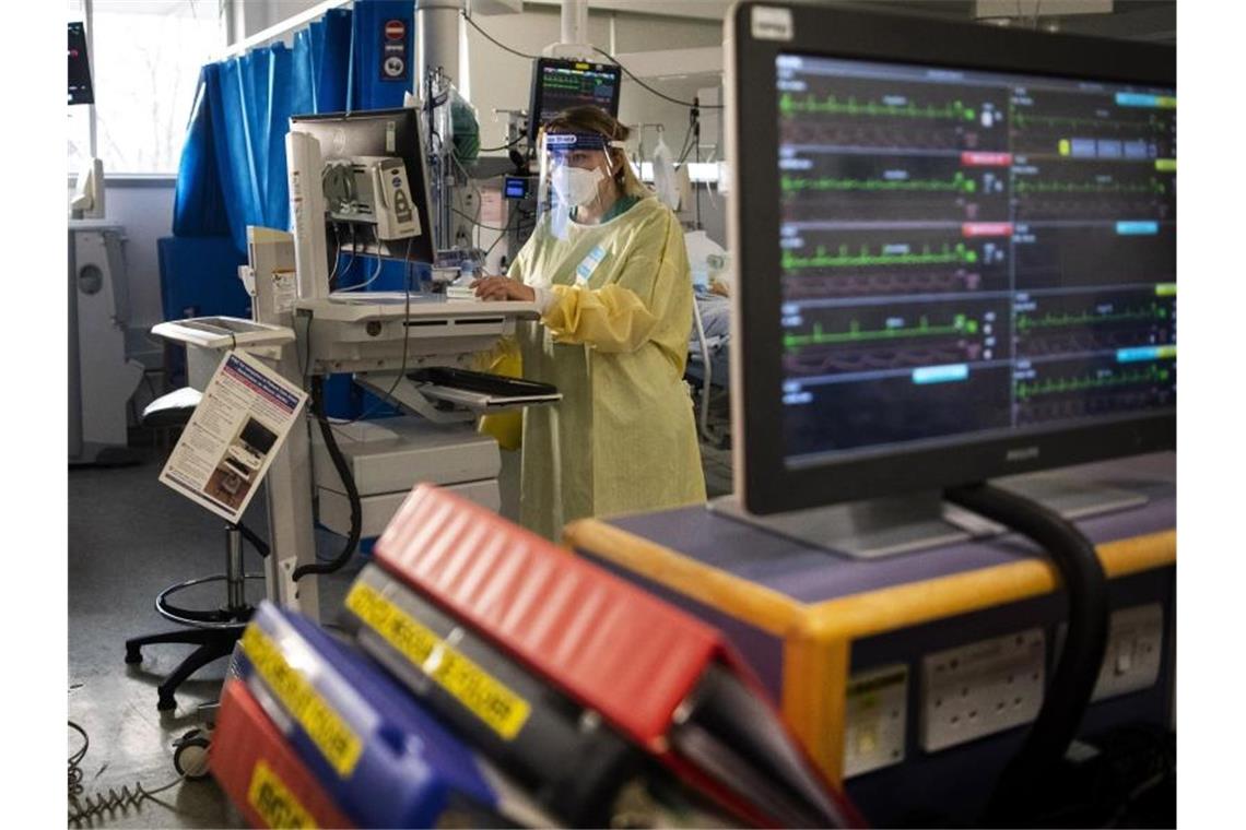 Eine Krankenschwester bei der Arbeit auf einer Londoner Intensivstation. Foto: Victoria Jones/PA Wire/dpa