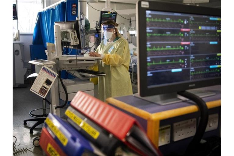 Eine Krankenschwester bei der Arbeit auf einer Londoner Intensivstation. Foto: Victoria Jones/PA Wire/dpa