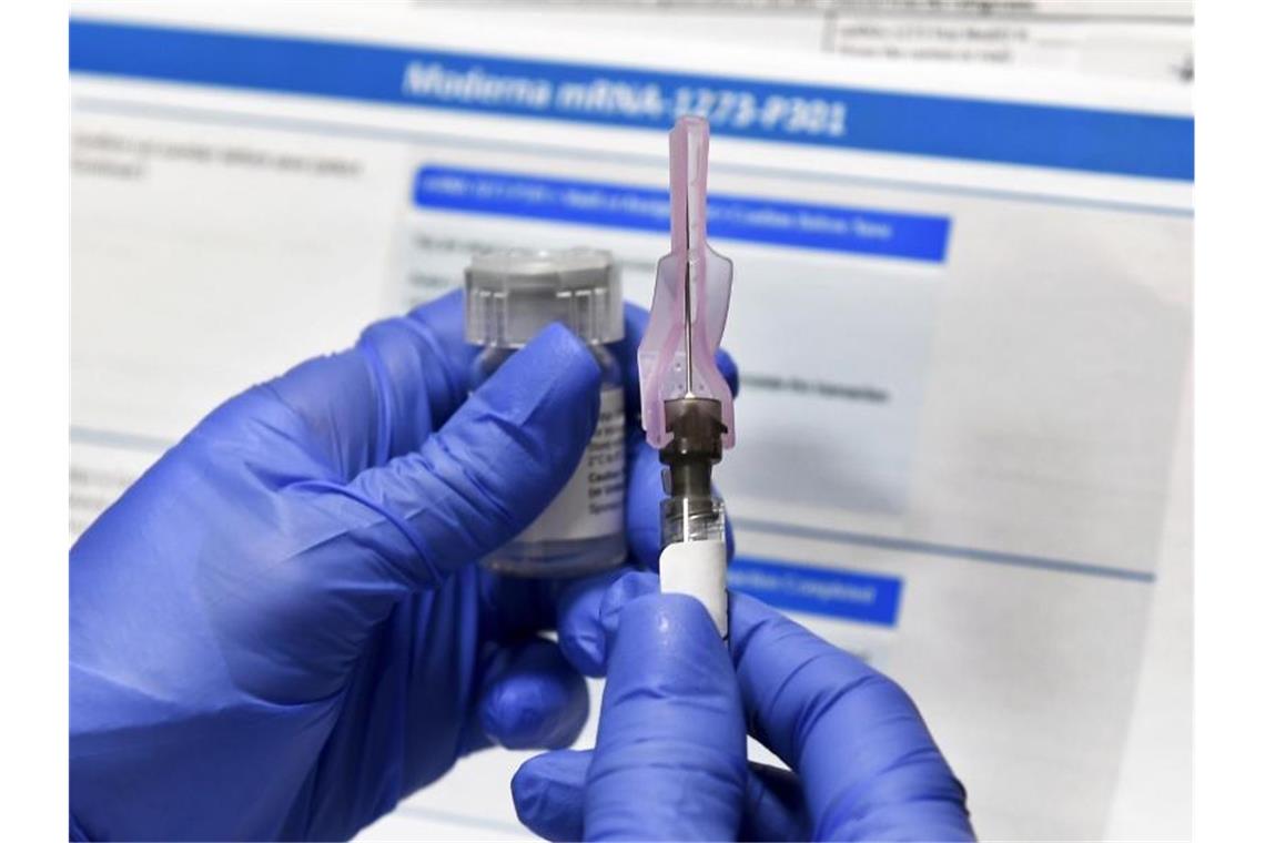 Zweiter Corona-Impfstoff mit guten Daten Eine Krankenschwester bereitet eine Spritze mit einem potenziellen Impfstoff der US-Biotech-Firma Moderna gegen Covid-19 vor. Foto: Hans Pennink/AP/dpa