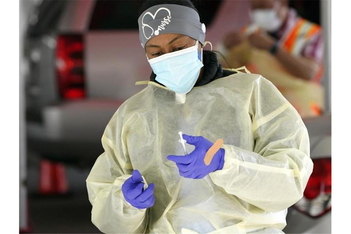 Zahl der Corona-Neuinfektionen in den USA rückläufig Eine Krankenschwester bereitet in einem Impfzentrum in Inglewood (Kalifornien) eine Spritze vor. Foto: Marcio Jose Sanchez/AP/dpa