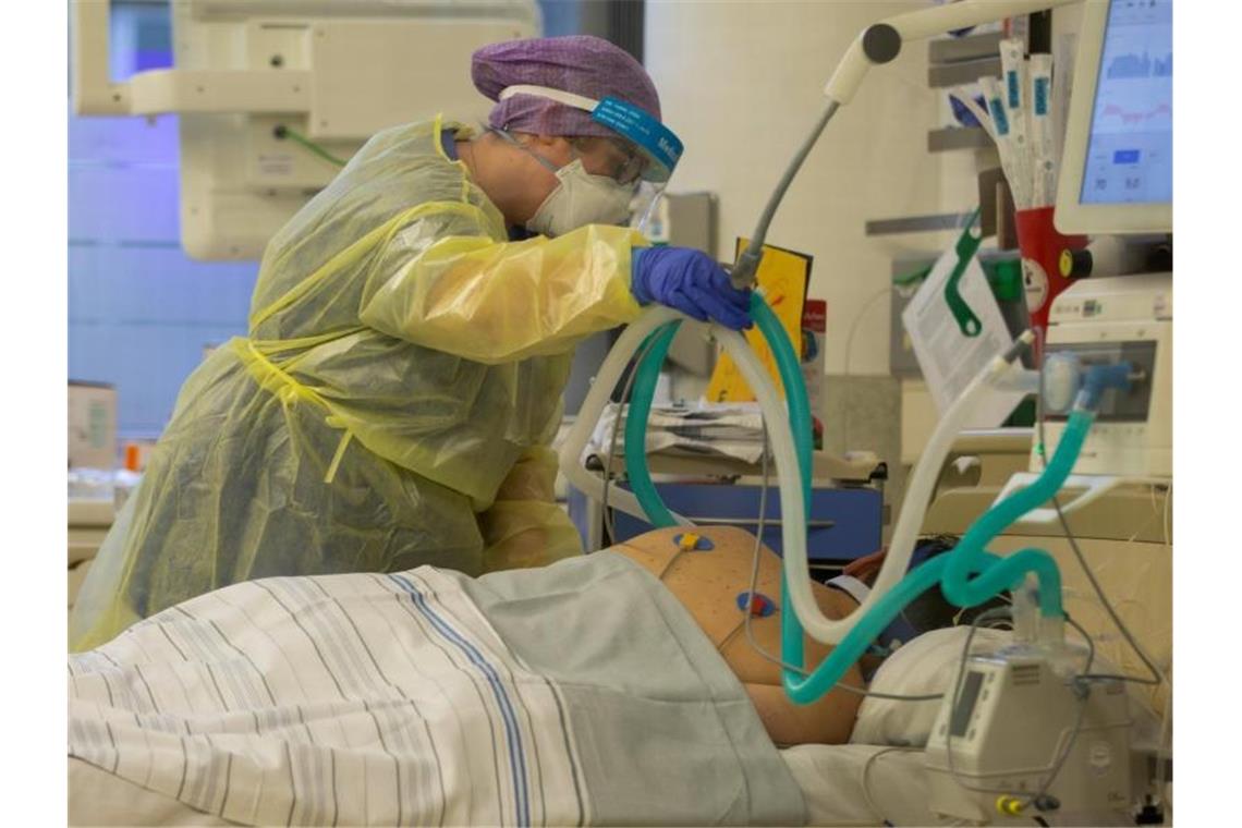Krankenhausgesellschaft erwartet keine Klinik-Überlastung Eine Krankenschwester betreut einen Covidpatienten auf der Intensivstation des Krankenhauses Düren. (Archivbild). Foto: Thomas Banneyer/dpa