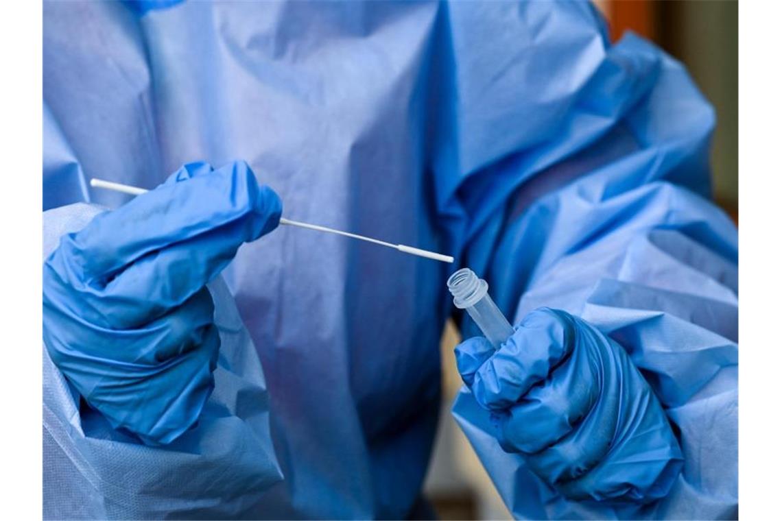 Erste positive Einschätzung zu Schnelltests bei Omikron Eine Krankenschwester eines mobilen Test-Teams führt eine Corona-Testung durch. (Archivbild). Foto: Jens Kalaene/dpa-Zentralbidl/dpa