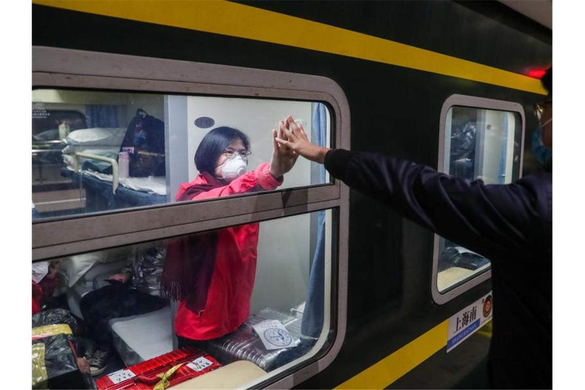 Vier Coronavirusfälle in Deutschland Eine Krankenschwester fährt aus Shanghai zum Einsatz nach Wuhan. Foto: Ding Ting/XinHua/dpa