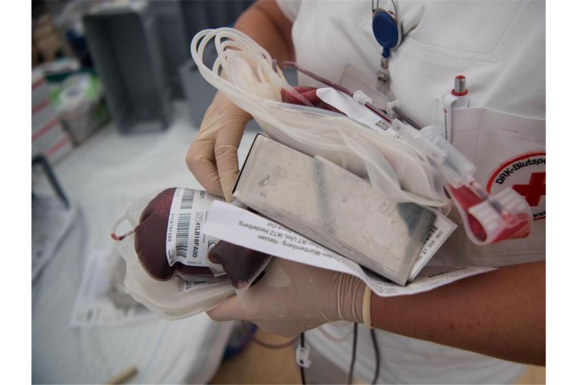Rotes Kreuz: 100 000 Blutspender weniger im Jahr Eine Krankenschwester hält ein geschlossenes Blutspende-Einwegsystem in den Händen. Foto: Marijan Murat/Archivbild
