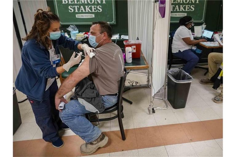 Eine Krankenschwester im US-Bundesstaat New New York impft einen Blecharbeiter mit der ersten Dosis des COVID-19-Impfstoffs von Pfizer. In den USA hat inzwischen die Hälfte aller rund 330 Millionen Einwohner mindestens die erste Impfung gegen das Coronavirus bekommen. (zu dpa: Die halbe US-Bevölkerung hat mindestens erste Corona-Impfung bekommen). Foto: Mary Altaffer/AP/dpa