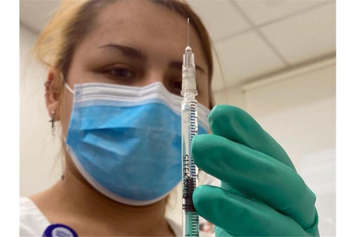 Russland wartet auf den Sputnik-Effekt Eine Krankenschwester in einer Klinik in Moskau bereitet eine Impfung mit dem russischen Corona-Impfstoff Sputnik V vor. Foto: Christian Thiele/dpa