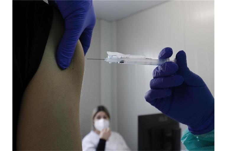 Eine Krankenschwester injiziert den AstraZeneca-Impfstoff bei einem Patienten. Foto: Clara Margais/dpa