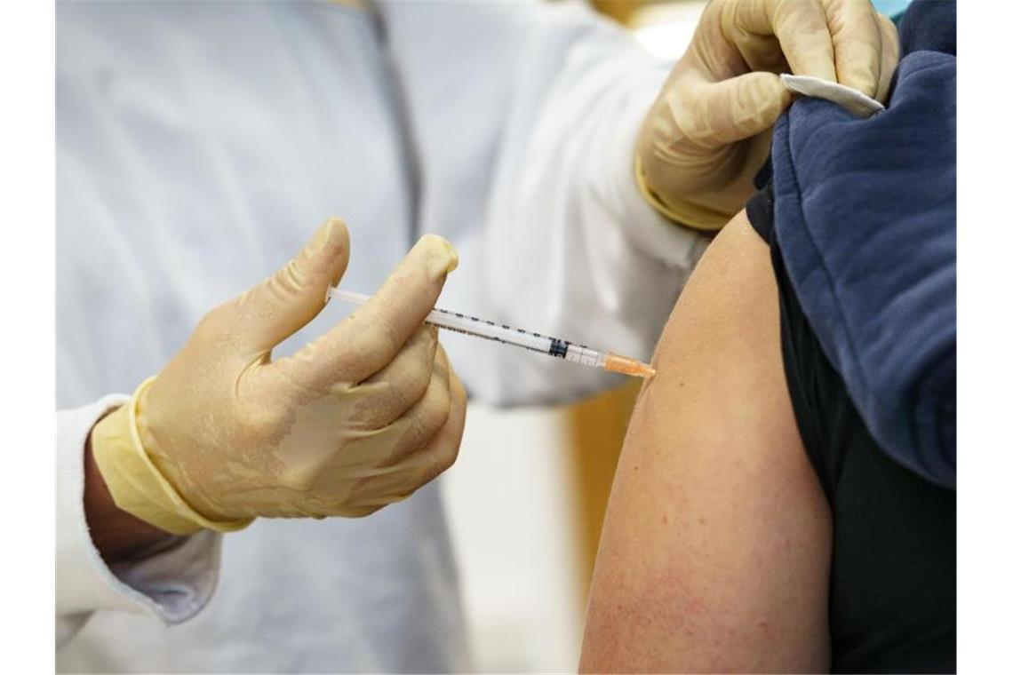 Eine Krankenschwester verabreicht bei einer Impfaktion eine Dosis des Impfstoffs von Biontech/Pfizer. Foto: Frank Rumpenhorst/dpa