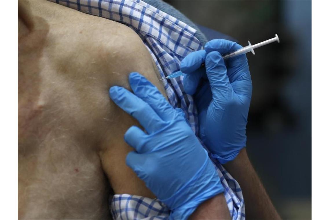London warnt bei schweren Allergien vor Corona-Impfung Eine Krankenschwester verabreicht den Corona-Impfstoff von Pfizer/Biontech im Guy's Hospital in London. Foto: Frank Augstein/AP POOL/PA Wire/dpa