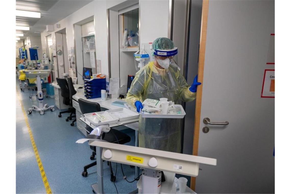 Druck auf Intensivstationen: Covid-Patienten werden verlegt Eine Krankenschwester verteilt Medikamente auf der Covid-19-Intensivstation. Foto: Peter Kneffel/dpa