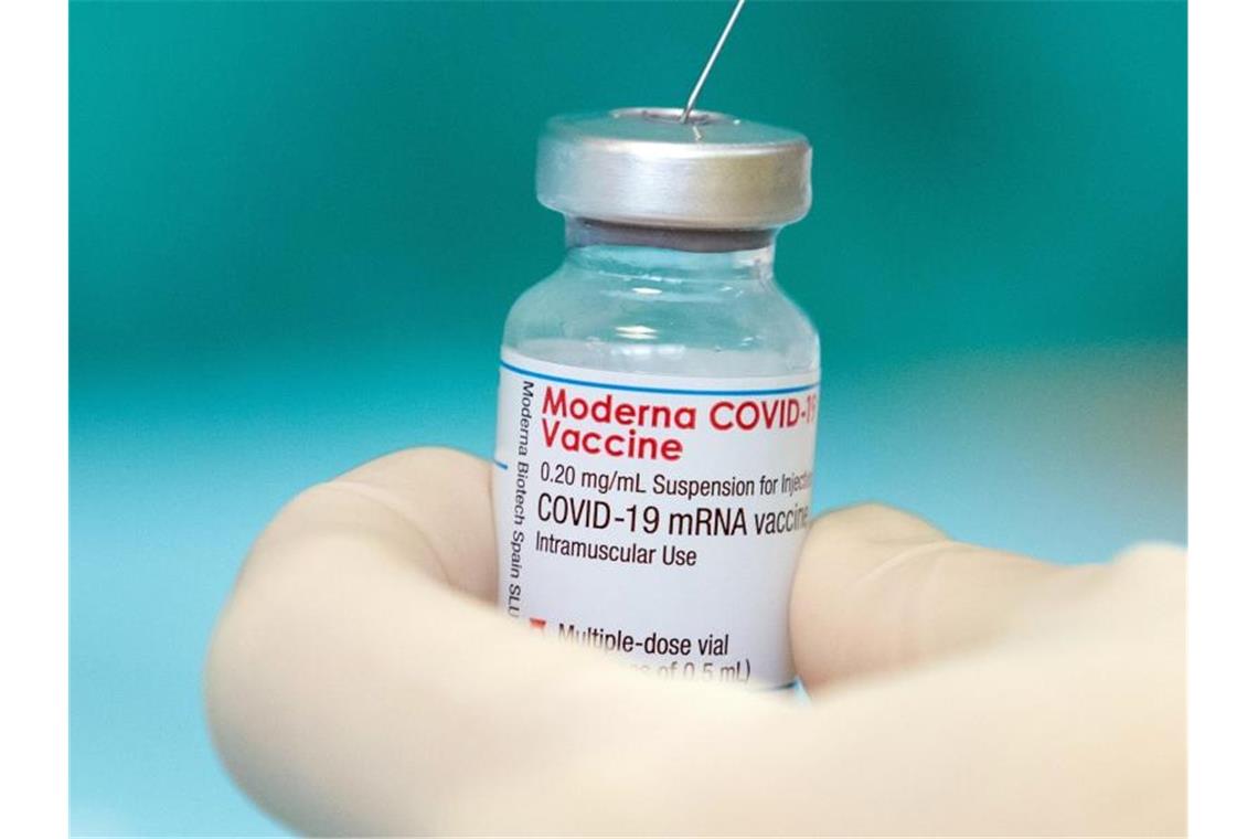 Mehr Moderna-Impfstoff für „Booster“ Eine Krankenschwester zieht den Impfstoff des Herstellers Moderna gegen das Coronavirus in einer gestellten Situation mit einer Spritze auf. Foto: Friso Gentsch/dpa