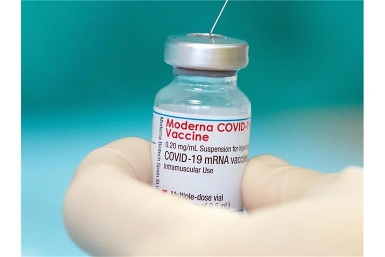 Eine Krankenschwester zieht den Impfstoff des Herstellers Moderna gegen das Coronavirus in einer gestellten Situation mit einer Spritze auf. Foto: Friso Gentsch/dpa
