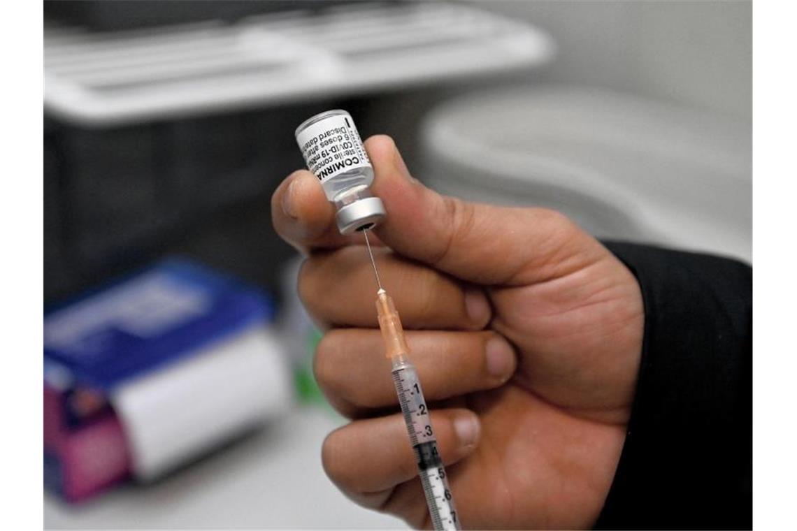 Eine Krankenschwester zieht eine Spritze mit einer COVID-19-Impfung von Pfizer auf. Foto: Bianca De Marchi/AAP/dpa
