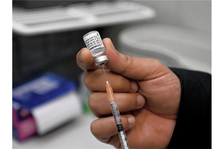 Eine Krankenschwester zieht eine Spritze mit einer COVID-19-Impfung von Pfizer auf. Foto: Bianca De Marchi/AAP/dpa