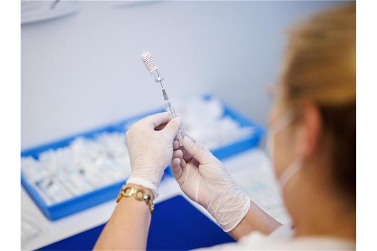 Eine Krankenschwester zieht im Impfzentrum Freising den Impfstoff Nuvaxovid auf eine Spritze auf. Foto: Matthias Balk/dpa