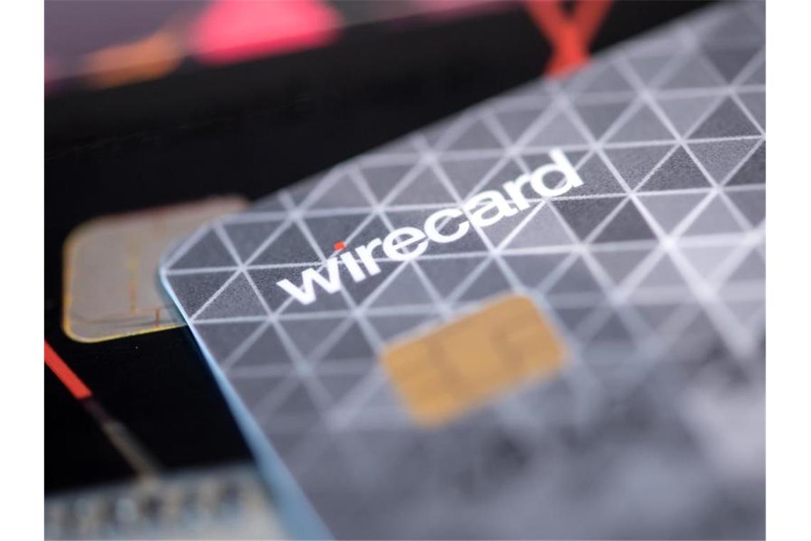 Eine Kreditkarte des Bezahldienstleister Wirecard liegt auf einem Tisch. Der Dax-Konzern ist seit Jahren mit dem Vorwurf fragwürdiger Geschäfte konfrontiert. Foto: Sven Hoppe/dpa