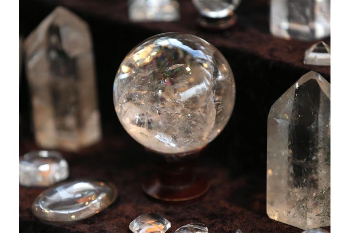 Eine Kristallkugel liegt auf der Esoterikmesse an einem Stand. Foto: picture alliance/dpa/Archivbild