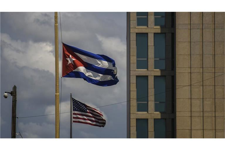 Eine kubanische Flagge (vorne) ist neben einer amerikanischen Flagge vor der US-Botschaft in Havanna zu sehen.