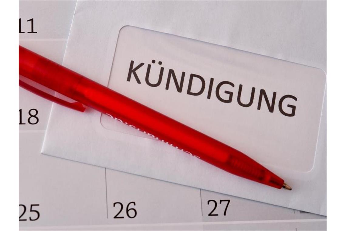 Verbraucherschützer fordern: Macht Kündigen leichter Eine Kündigung liegt in einem Büro auf einem Kalender. Foto: Patrick Pleul/dpa-Zentralbild/dpa