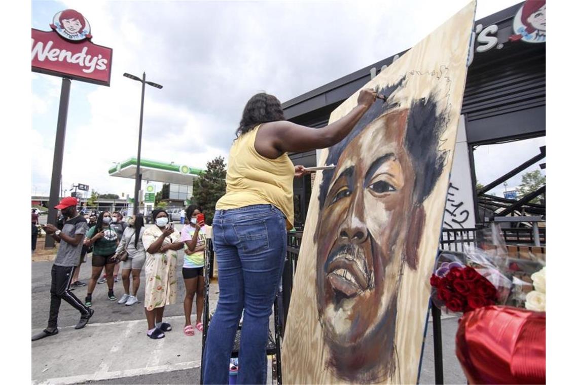 „Habe ihn erwischt“ - Mordanklage nach Tod eines Schwarzen Eine Künstlerin malt ein Bild des Opfers Rayshard Brooks. Foto: Steve Schaefer/Atlanta Journal-Constitution/AP/dpa