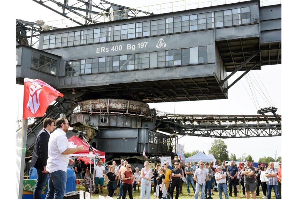 Hunderte Bauarbeiter protestieren für höhere Löhne Eine Kundgebung in der Baggerstadt Ferropolis in Gräfenhainichen (Sachsen-Anhalt). Foto: Waltraud Grubitzsch/dpa-Zentralbild/dpa