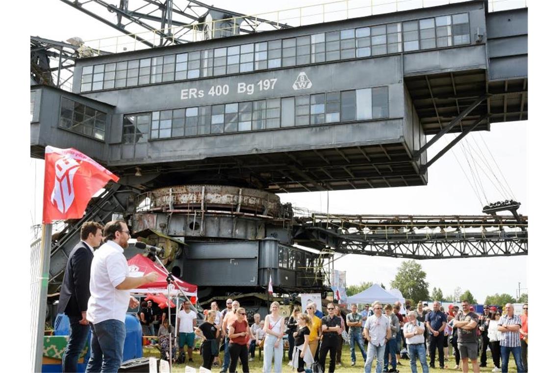 Eine Kundgebung in der Baggerstadt Ferropolis in Gräfenhainichen (Sachsen-Anhalt). Foto: Waltraud Grubitzsch/dpa-Zentralbild/dpa