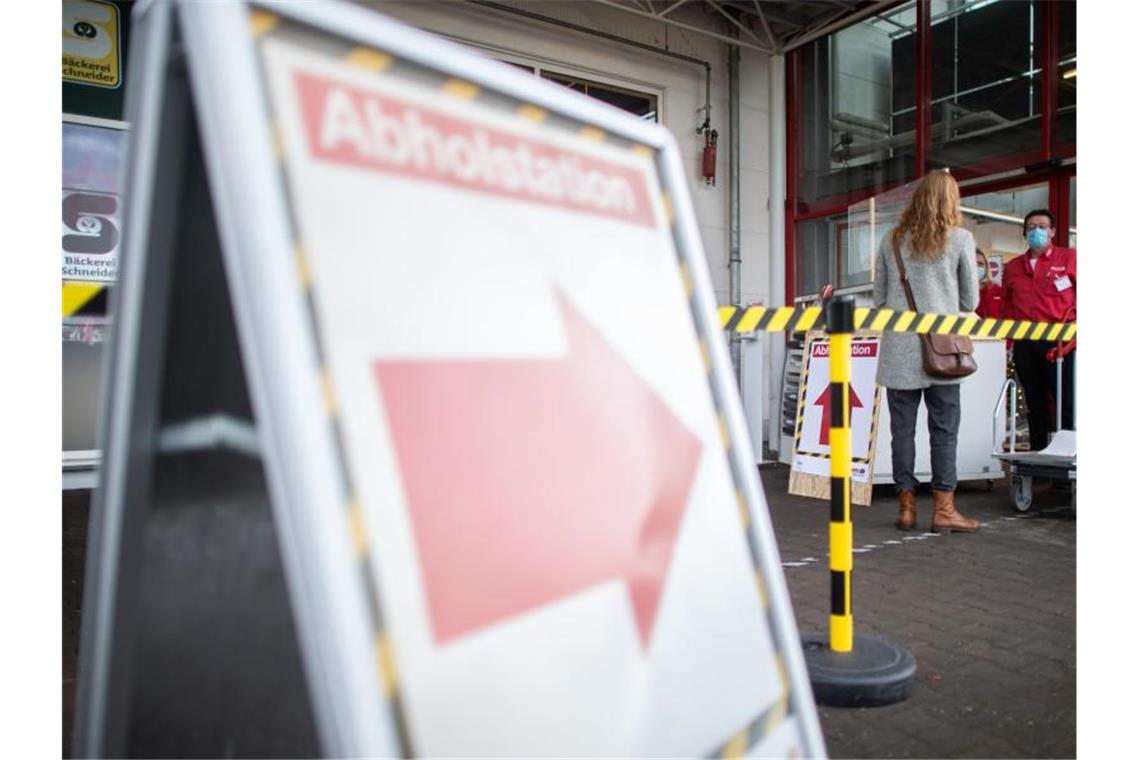 Click&Collect: Wenn der Laden zur Abholstation wird Eine Kundin nimmt an der Abholstation eines Toom-Baumarkts in Grevenbroich ihre vorab über das Internet bestellten Waren in Empfang. Foto: Jonas Güttler/dpa