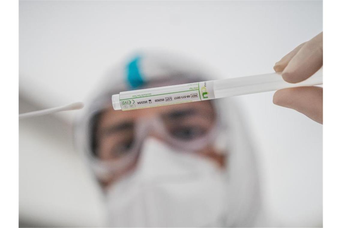 Baden-Württemberg: Corona-Neuinfektionen erhöhen sich um 850 Eine Laborantin in einem Corona-Testzentrum. Foto: Michael Kappeler/dpa/Symbolbild