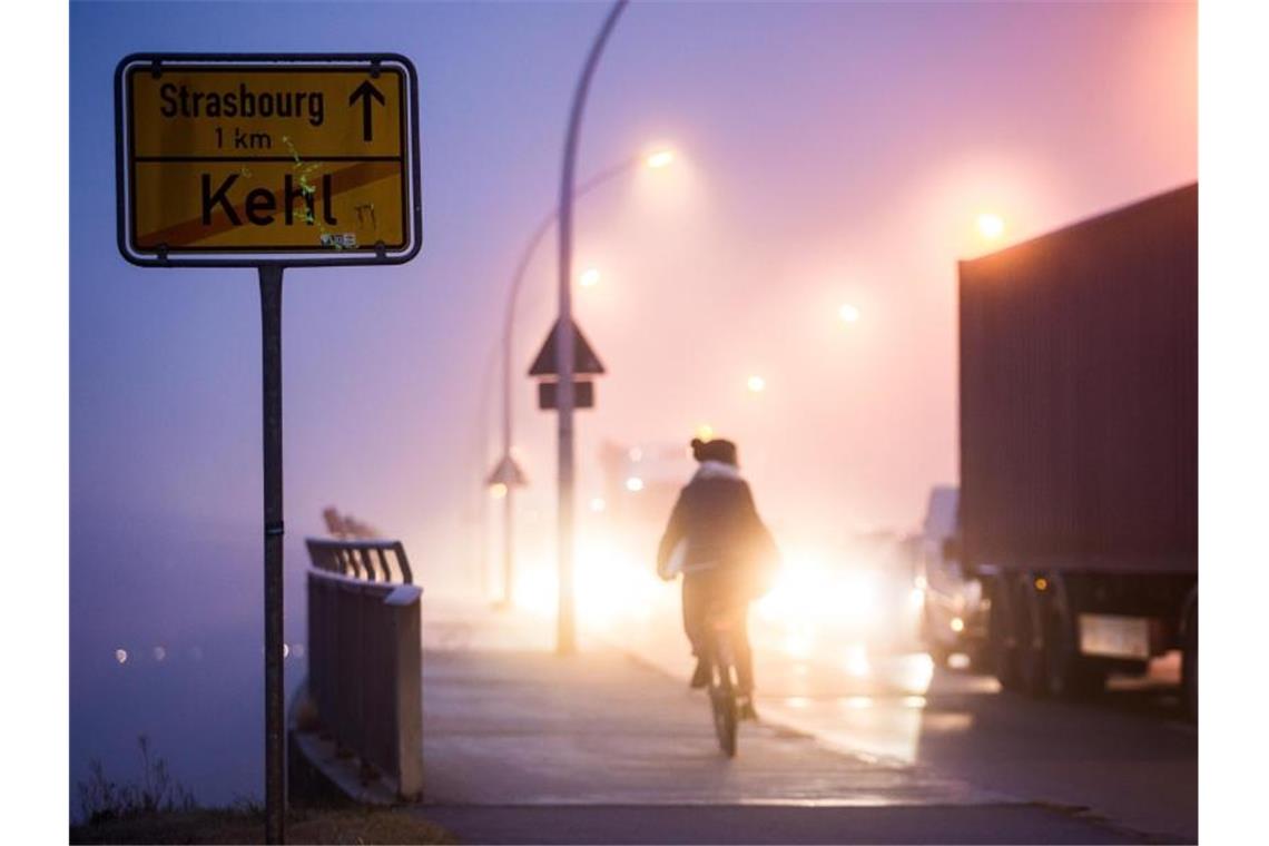 Eine lange Schlange an Fahrzeugen steht an der deutsch-französischen Grenze in Kehl. Foto: Christoph Schmidt