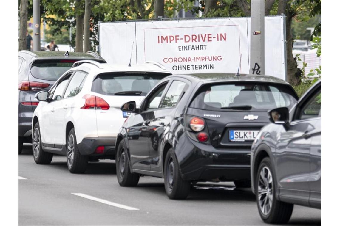 Sieben-Tage-Inzidenz springt auf zweistelligen Wert Eine lange Schlange bildet sich vor der Einfahrt zur Impfung an der Ikea-Filiale Lichtenberg vor dem Schild mit der Aufschrift "Impf-Drive-In Einfahrt Corona-Impfung Ohne Termin". Foto: Fabian Sommer/dpa